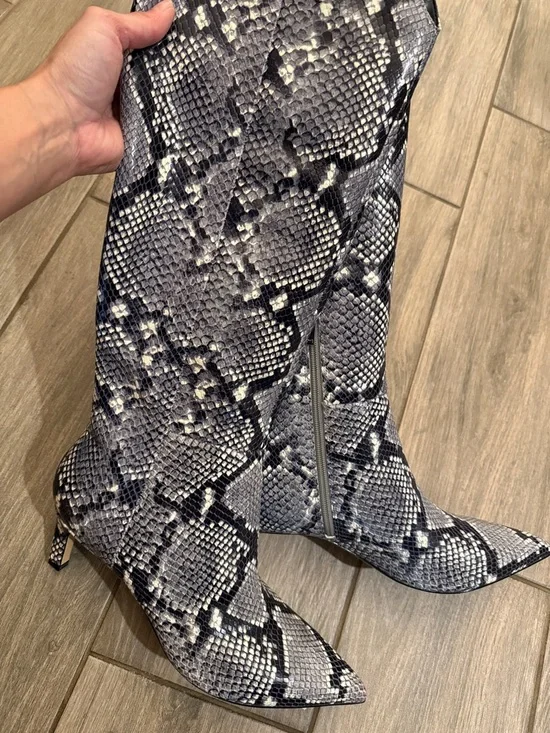 New! Marc Fisher Gray Snake-Print Knee High Pointed Toe Boots Sz 11 M - Picture 8 of 8